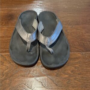 Olukai silver Sz7 Women's Sandals